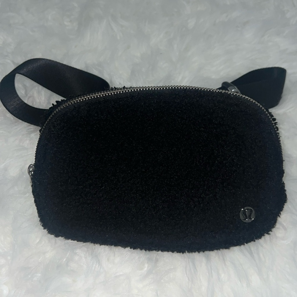 Lululemon Everywhere Fleece Belt Bag
Black